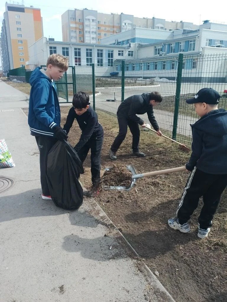 🌱🪵🏢  Чистый двор — наша общая забота!  🌱Весна – время наводить порядок! Наши ученики и  педагоги уже