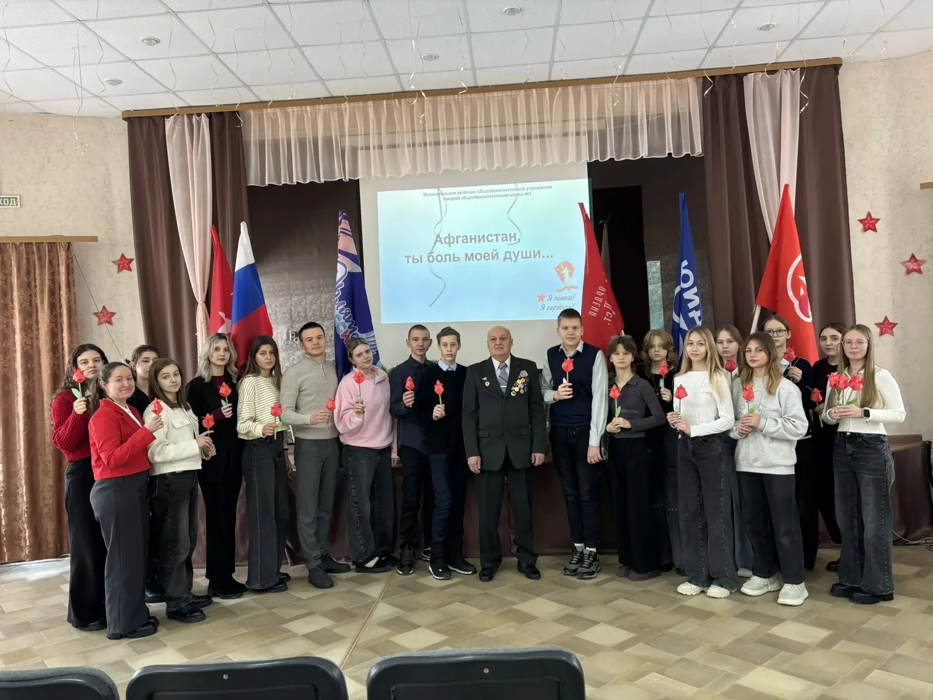 👫🇷🇺 В актовом зале 1 школы г. Острогожска прошла встреча старшеклассников с В. Н. Зазулиным, капитан