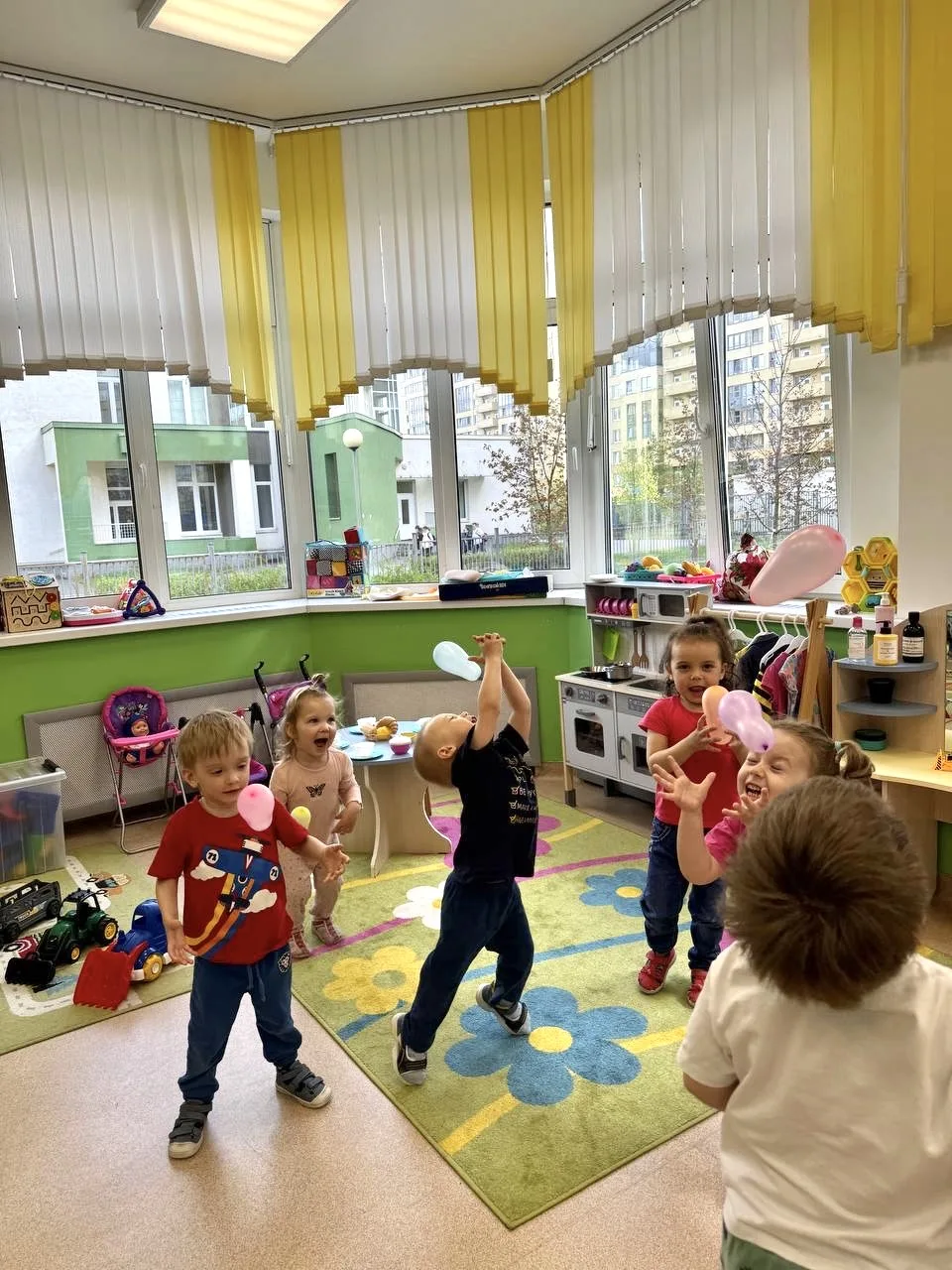 🪶 На этой неделе в ясельной группе прошли занятия, посвящённые теме «лёгкий-тяжёлый», ...