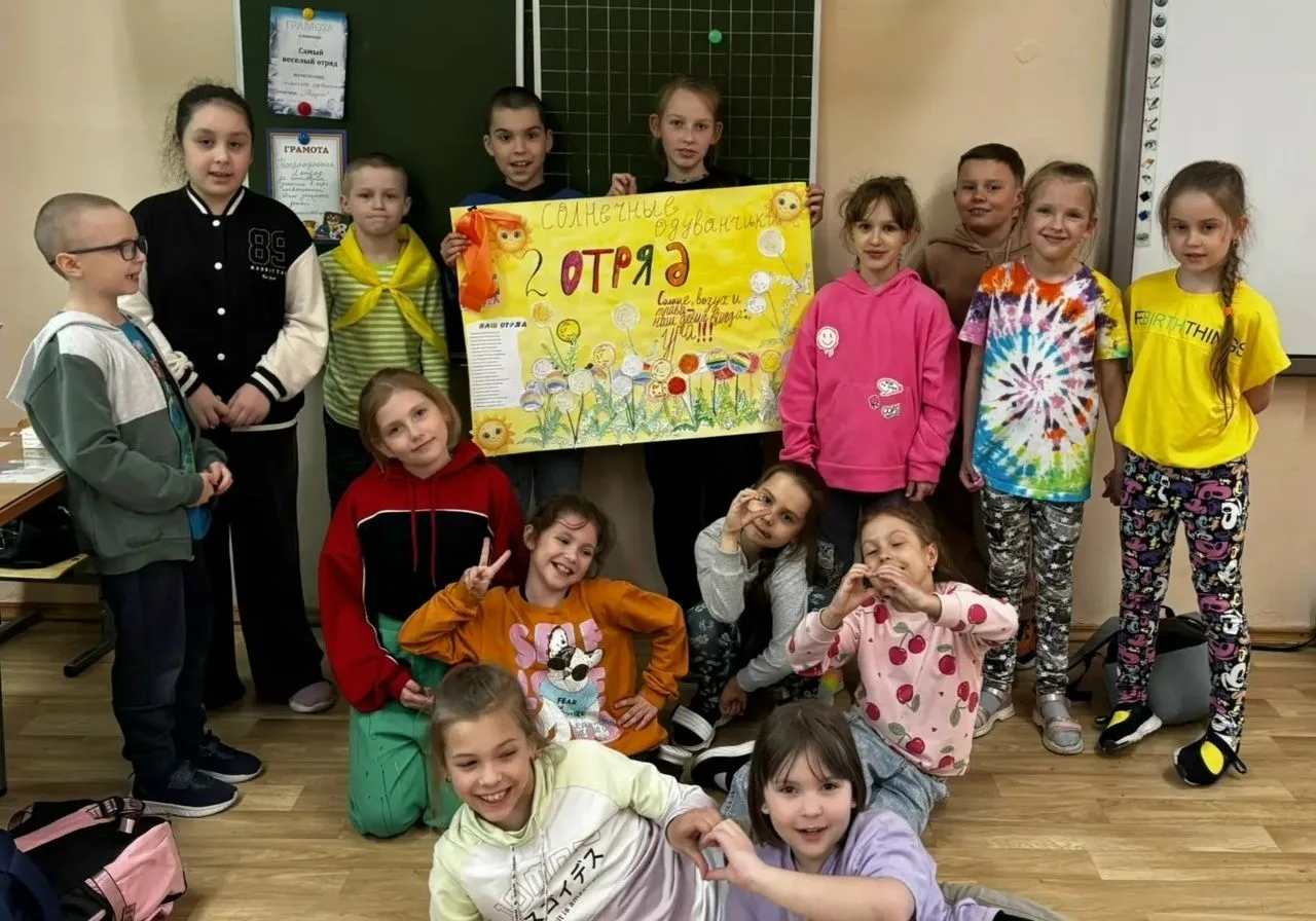 Знакомьтесь, наш 2-й отряд — «Солнечные одуванчики»! 🌼Недаром у них жёлтые галстуки: они как малень