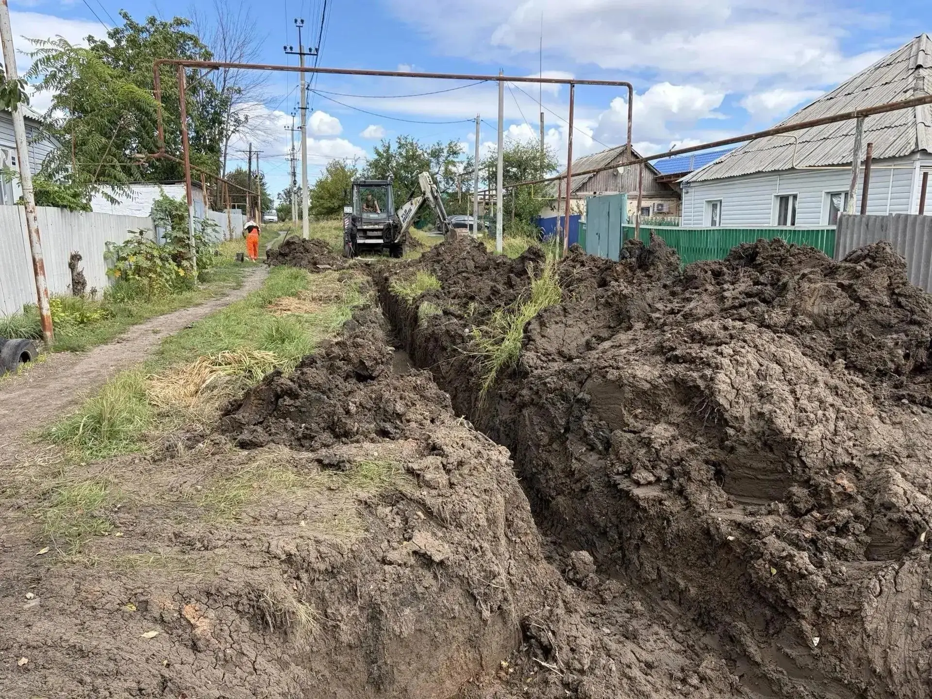 В Шахтах меняют аварийный участок водопровода