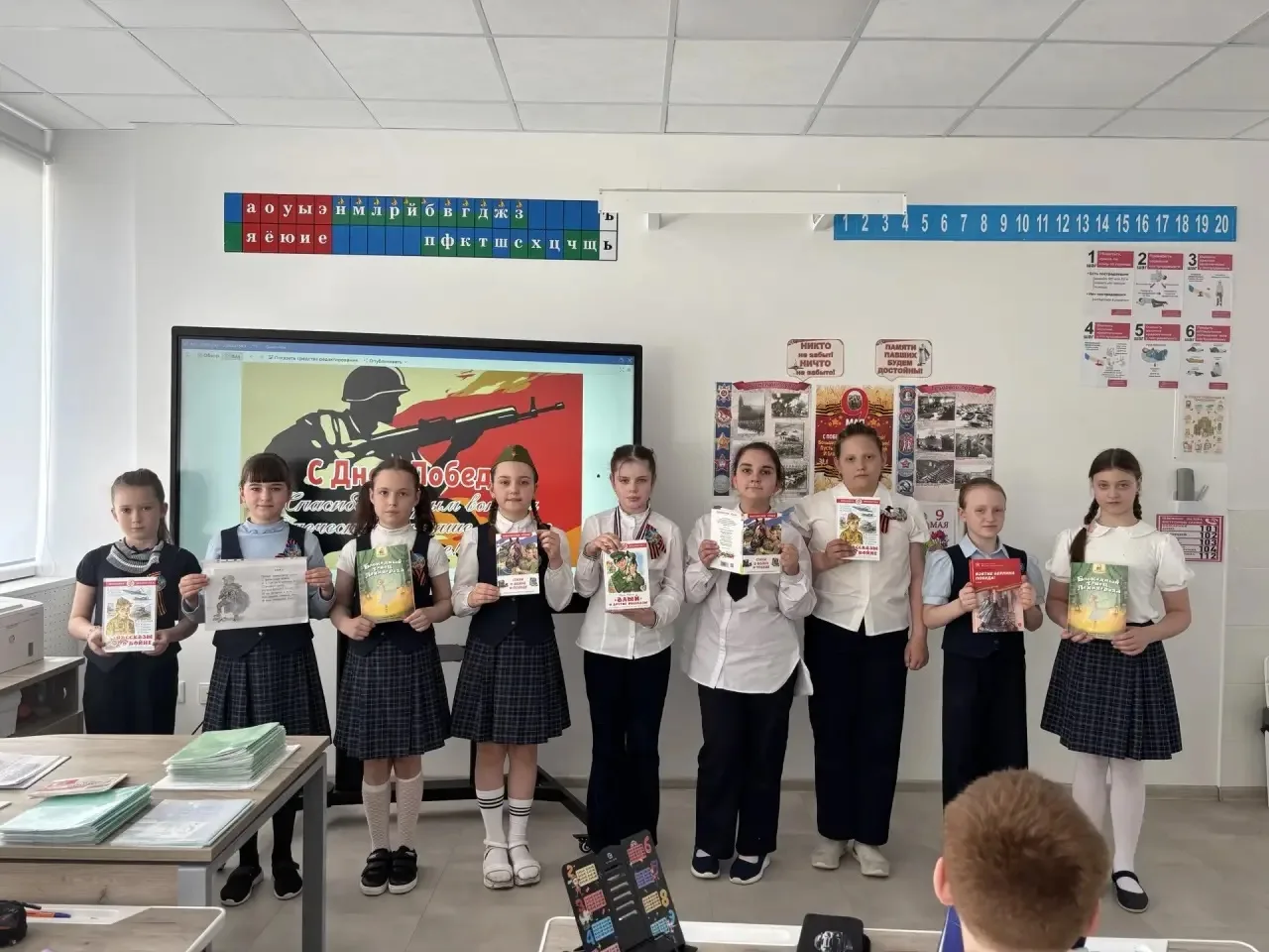 Сегодня в 3 «Б» классе прошел очень важный классный час «Читаем книги о войне».  В преддверии велико