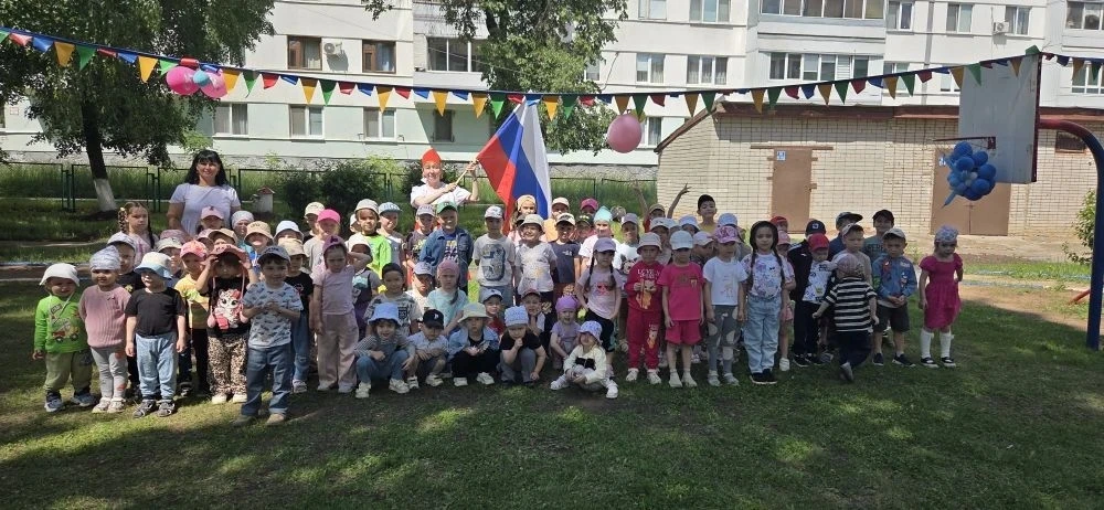 🎉🇷🇺 С Днем России! 🇷🇺🎉

Сегодня в нашем детском саду царила атмосфера праздника! Мы вместе с р