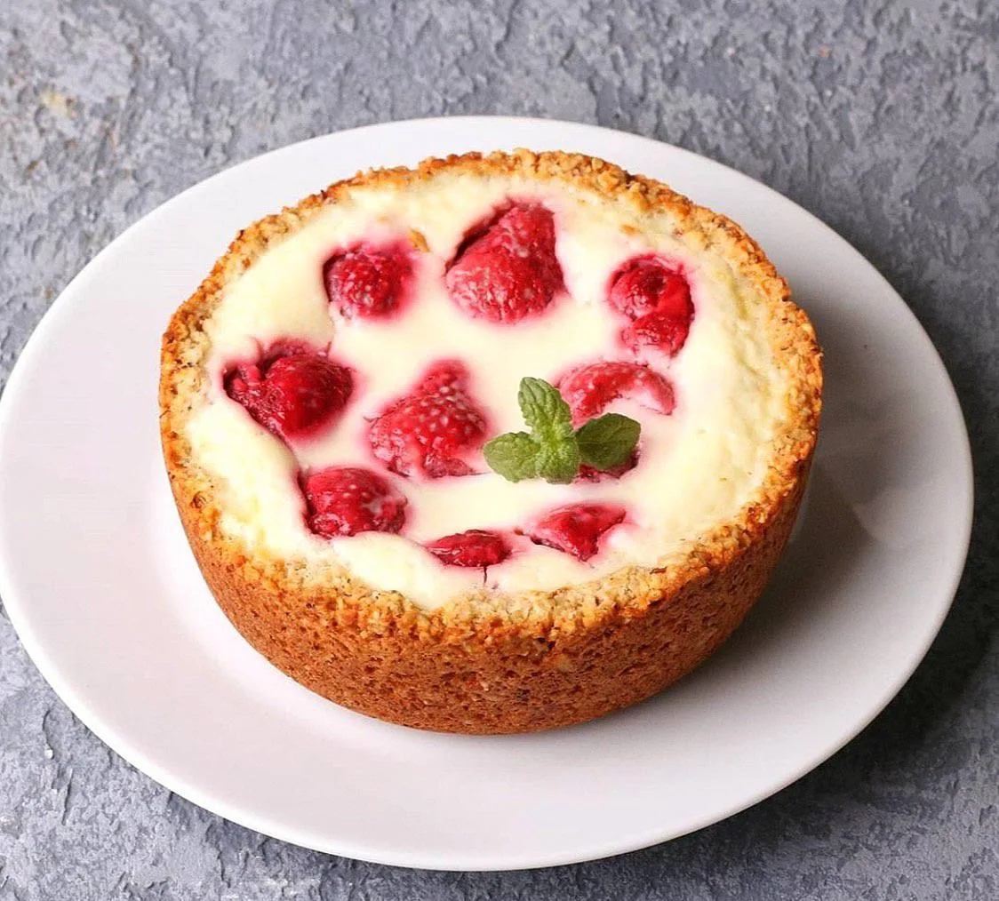 Пирог на основе из овсянки с клубникой и йогуртовой заливкой!🍓
