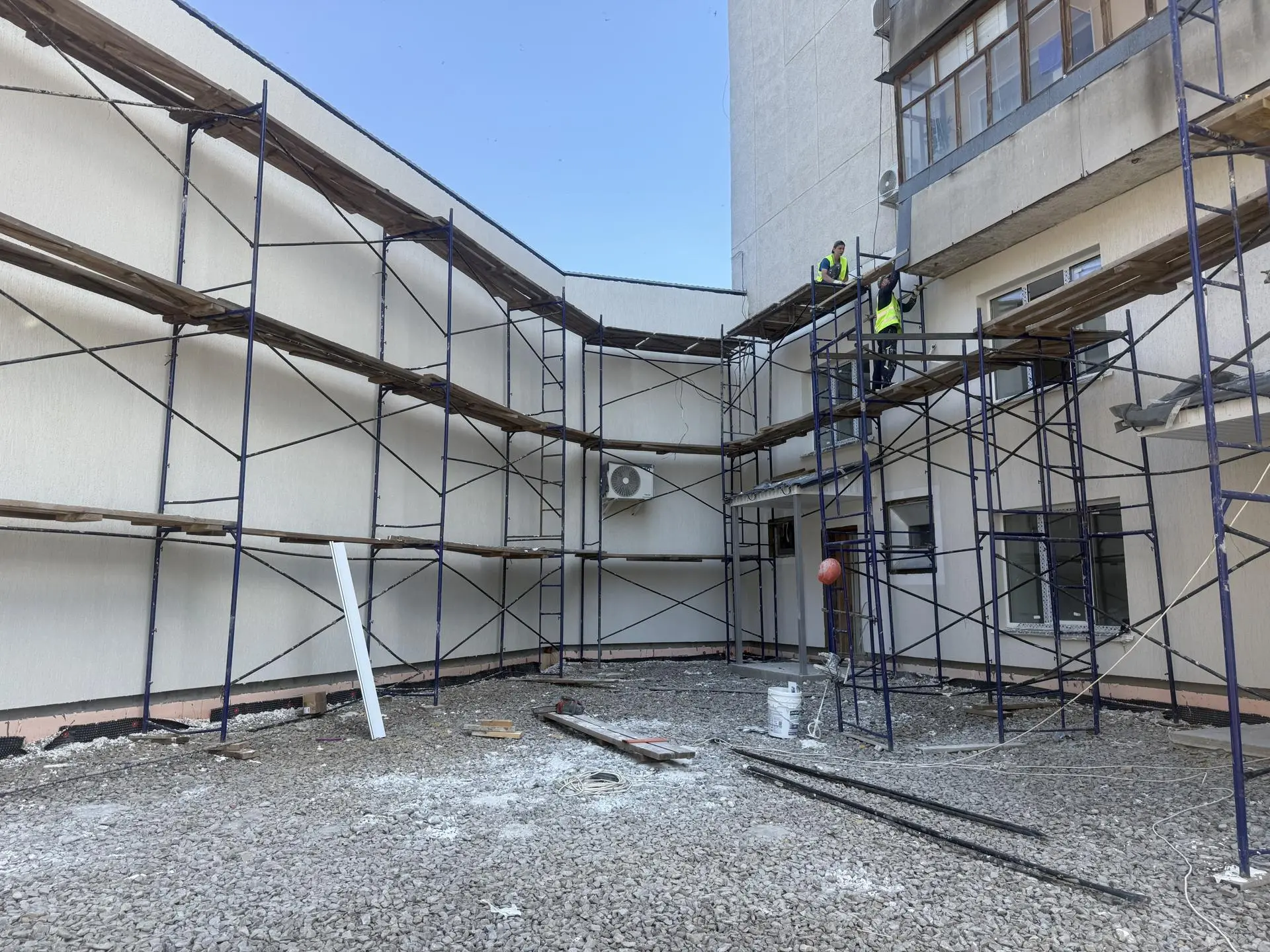 👷Тюменские строители перешли к чистовой отделке ЗАГСа. На объекте задействованы серьез...