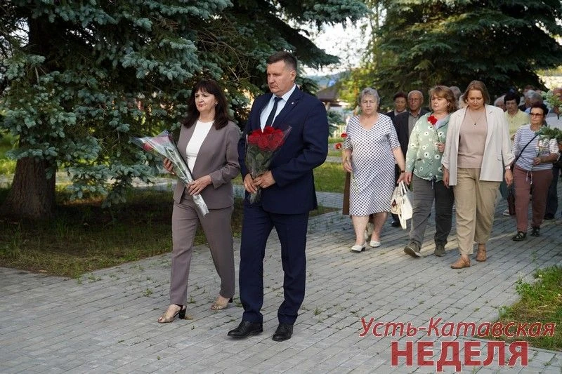 В ДЕНЬ ПАМЯТИ И СКОРБИ УСТЬКАТАВЦЫ ЗАЖГЛИ СВЕЧИ У ВЕЧНОГО ОГНЯ
 
В Парке Победы прошла традиционная 
