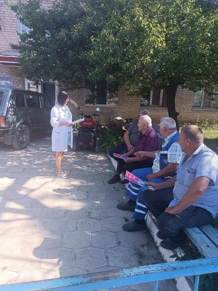 💬 Медицинские работники врачебных амбулаторий Тельмановской ЦРБ продолжают проводить беседы с насел