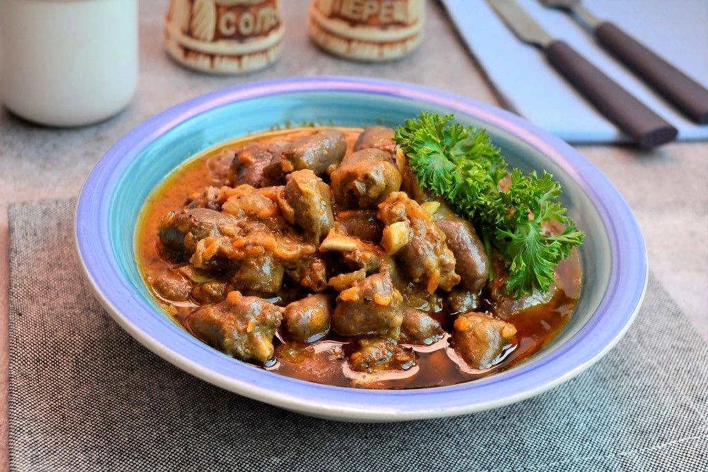 Гуляш из куриных сердечек.

Куриные сердечки - 600 гр.
Лук репчатый - 2-3 шт.
Морковь - 1 шт.
Томатн