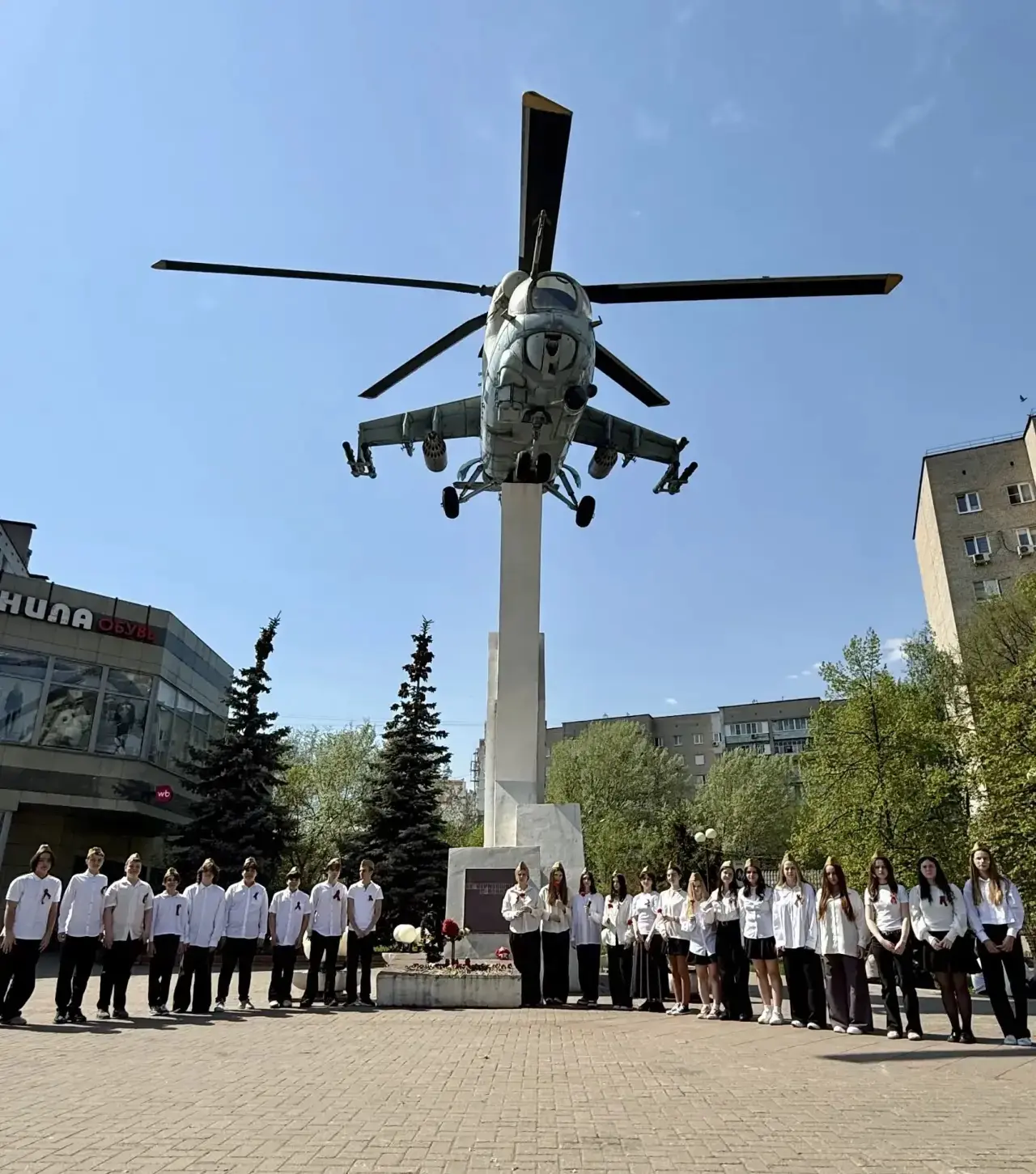 🕯️ Вахта Памяти продолжается 🇷🇺 У Памятника вертолетчикам 🎖️🚁(ул. Воинов-Интернационалистов, д. 10) 