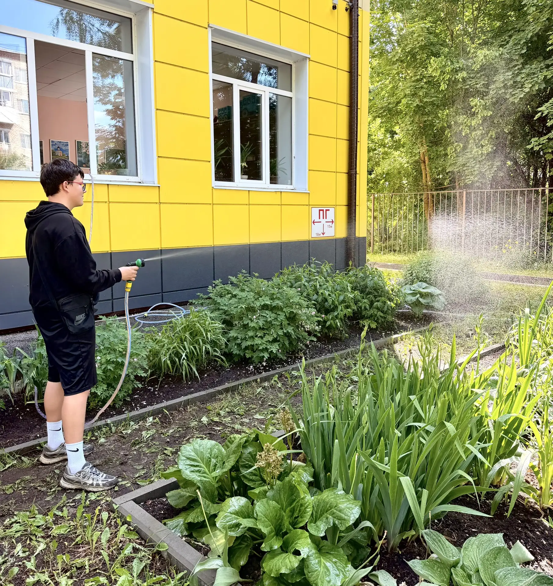 Озеленяем территорию 🌱

У нас в школе идёт постоянная работа по озеленению пришкольной территории и