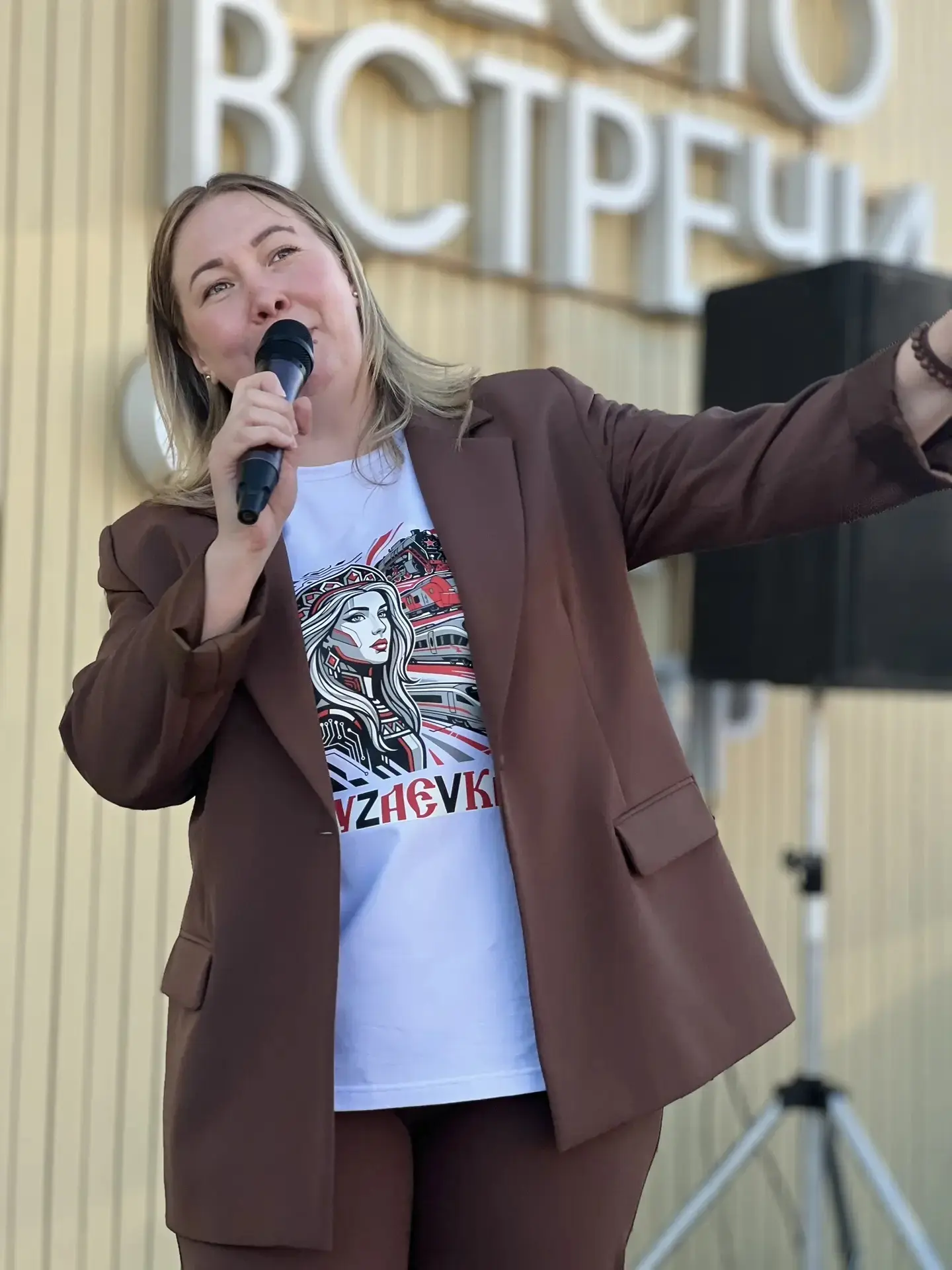 🎉ГОРОД, КОТОРЫЙ ПОЕТ В УНИСОН: РЕПОРТАЖ С ПРАЗДНИКА "МОЙ ДВОР - МОЯ РОССИЯ"🎉

📆10 июня Площадь По