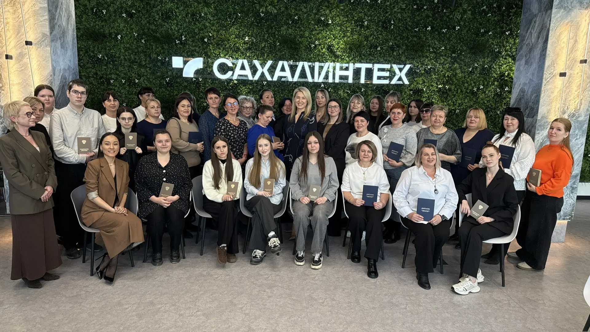 Сегодня поздравляла наших сотрудниц — они получили дипломы «Школы нянь».   Это уже пятый, юбилейный 