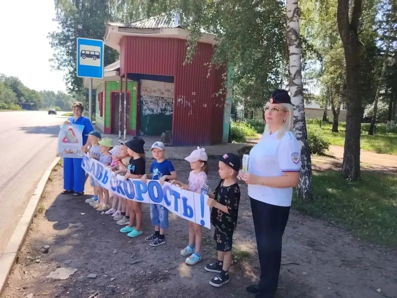 В Бугульме сотрудники Госавтоинспекции и ГБУ «БДД» провели профилактическую акцию для дошкольников

