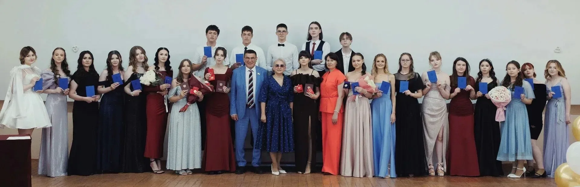 Наши 11-классники — гордость 57-й! 
 
Провожая наших выпускников, мы с огромной радостью и гордостью