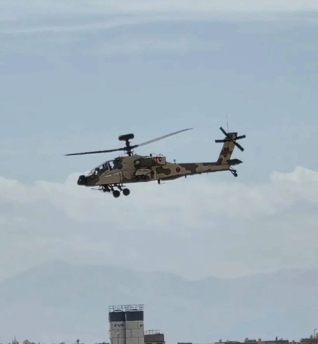 Сегодня над Марракешем в воздухе пролетал боевой вертолет АН-64Е Apache Guardian, прина...