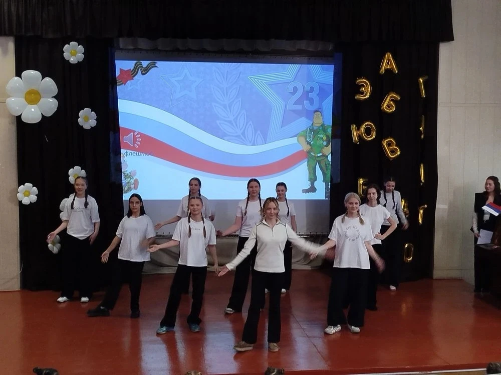 В преддверии праздника 23 февраля в нашей школе состоялся праздничный концерт, главными героями кото