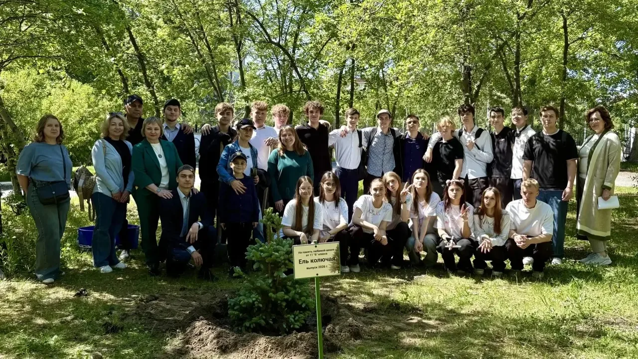 Новая глава в истории школы: 11 «Б» заложил красивую традицию! 🌲🎓