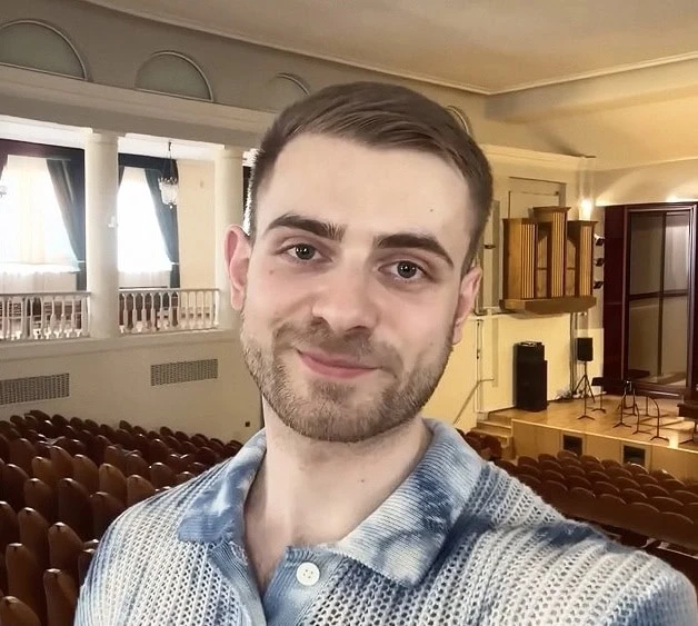 «Мне некого позвать»: студент Гнесинки Серёжа собрал аншлаг  Студент Гнесинки Сергей признался в соц