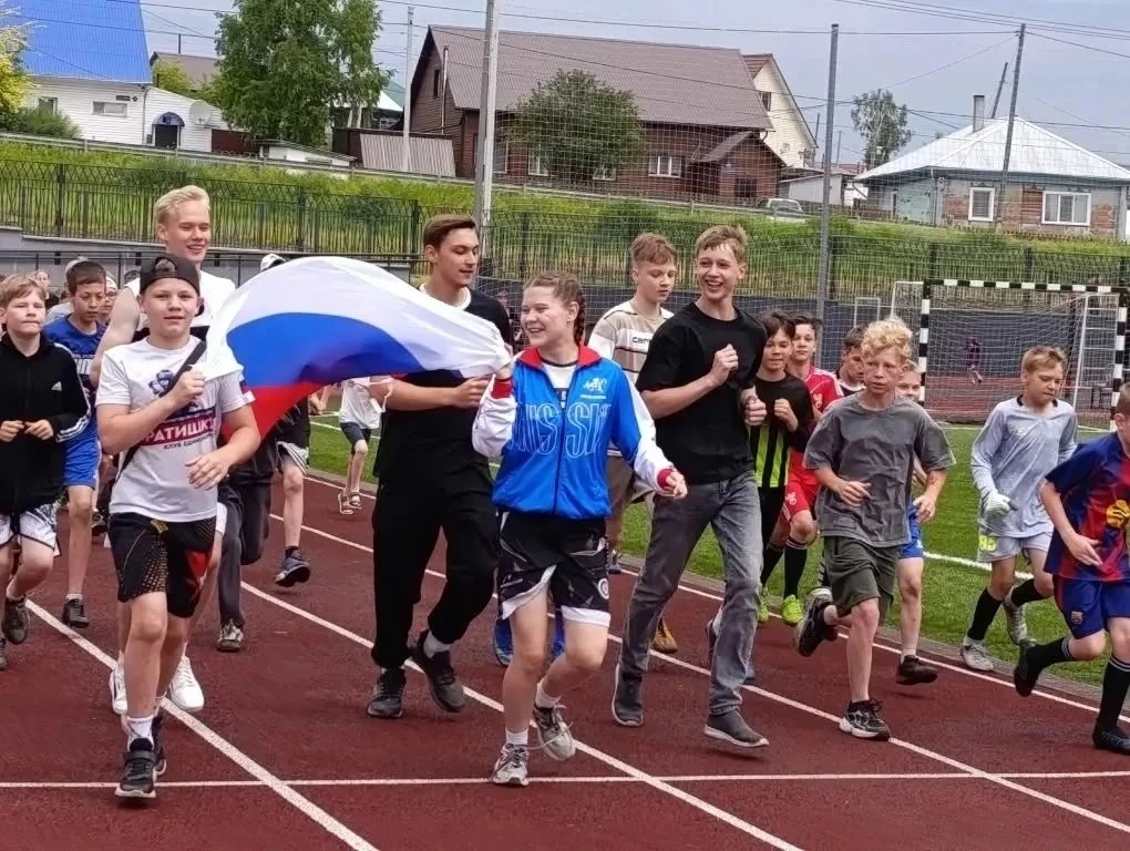 В парке "Металлургов" сегодня царила атмосфера единства, спорта и радости: звучали песни о Родине🎶,