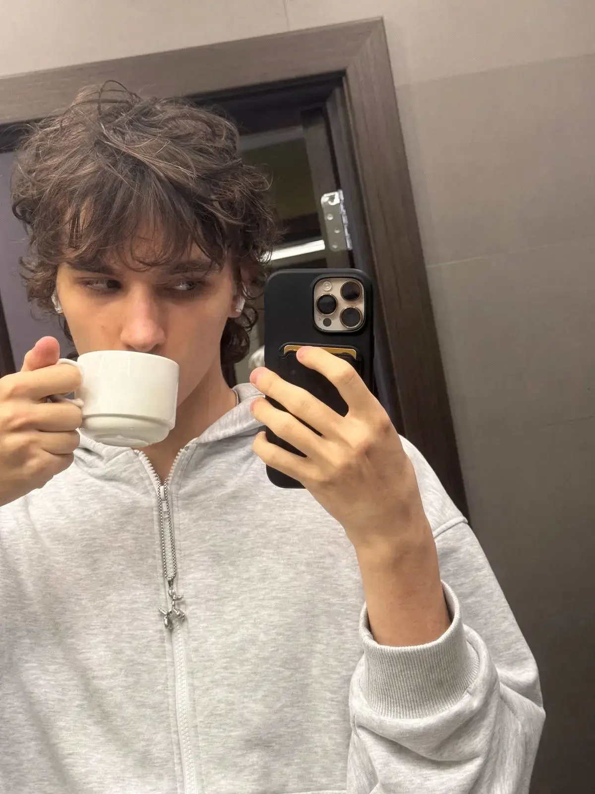 Пью кофеек ☕️
А вы любите кофе?

❤️ - дааа
❤️‍🩹 - нет,я люблю чай