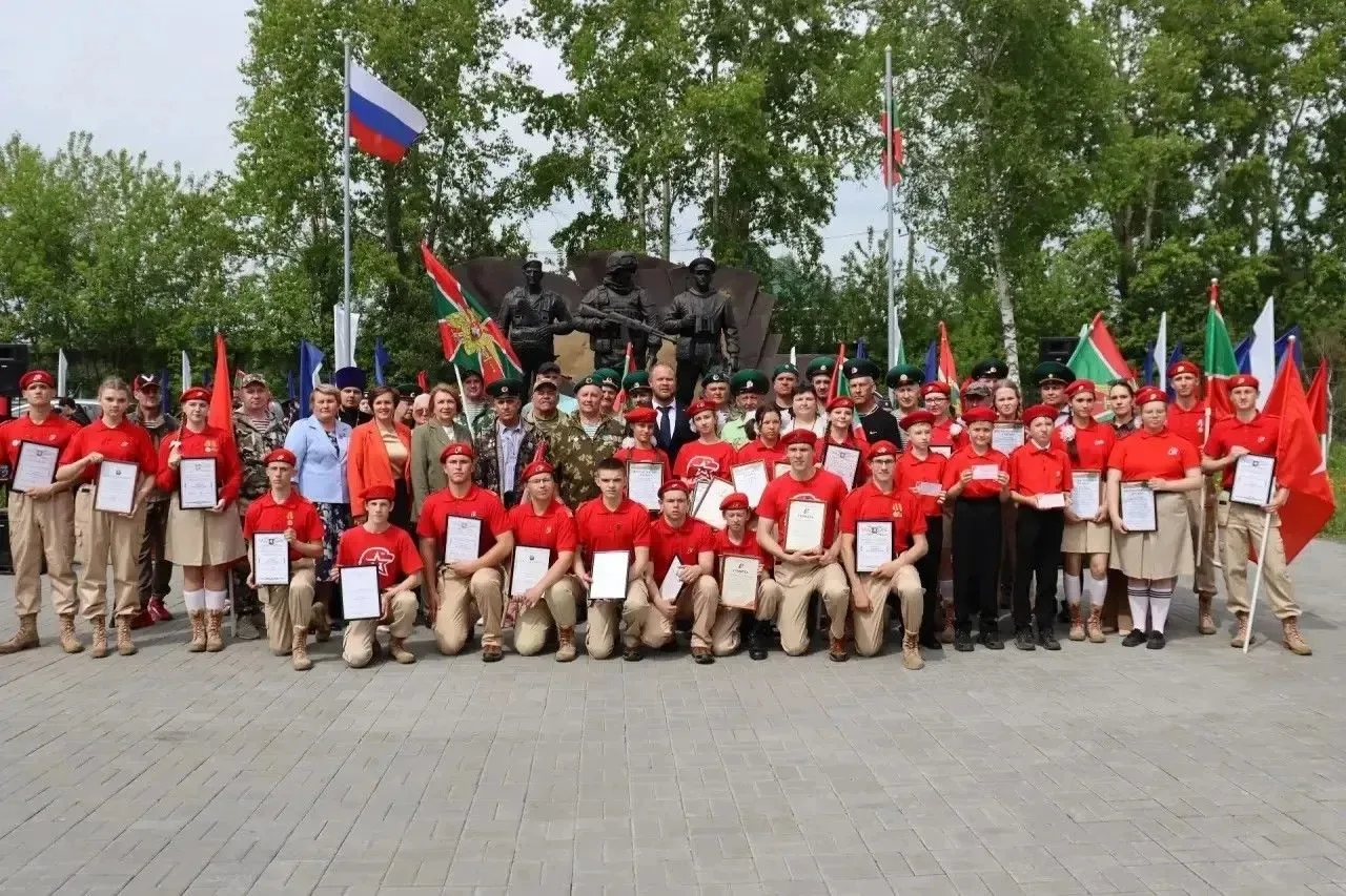 Торжественные мероприятия посвященные Дню пограничника и 10-летию Юнармии.

28 мая на площади у памя