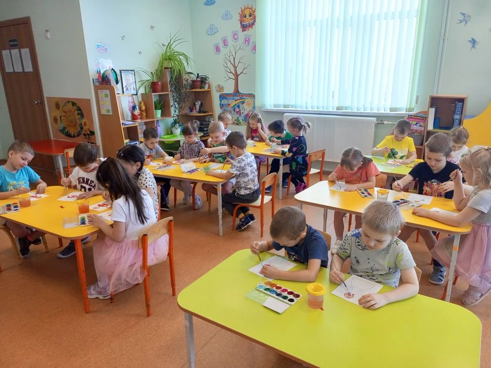 В разновозрастной группе прошло занятие по рисованию на тему "Дымковская барышня". Ребя...
