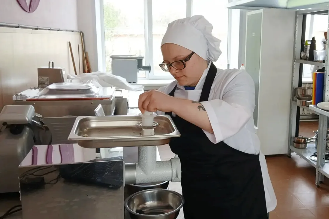 В Кудымкарском СИЗО-4 осужденная выучилась на повара-кондитера. Подробнее здесь