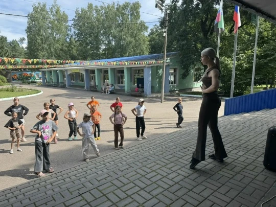 Ритмы лета: педагоги Дома детского творчества зажгли в лагере «Солнышко»!
 
✨Лето — это не только вр