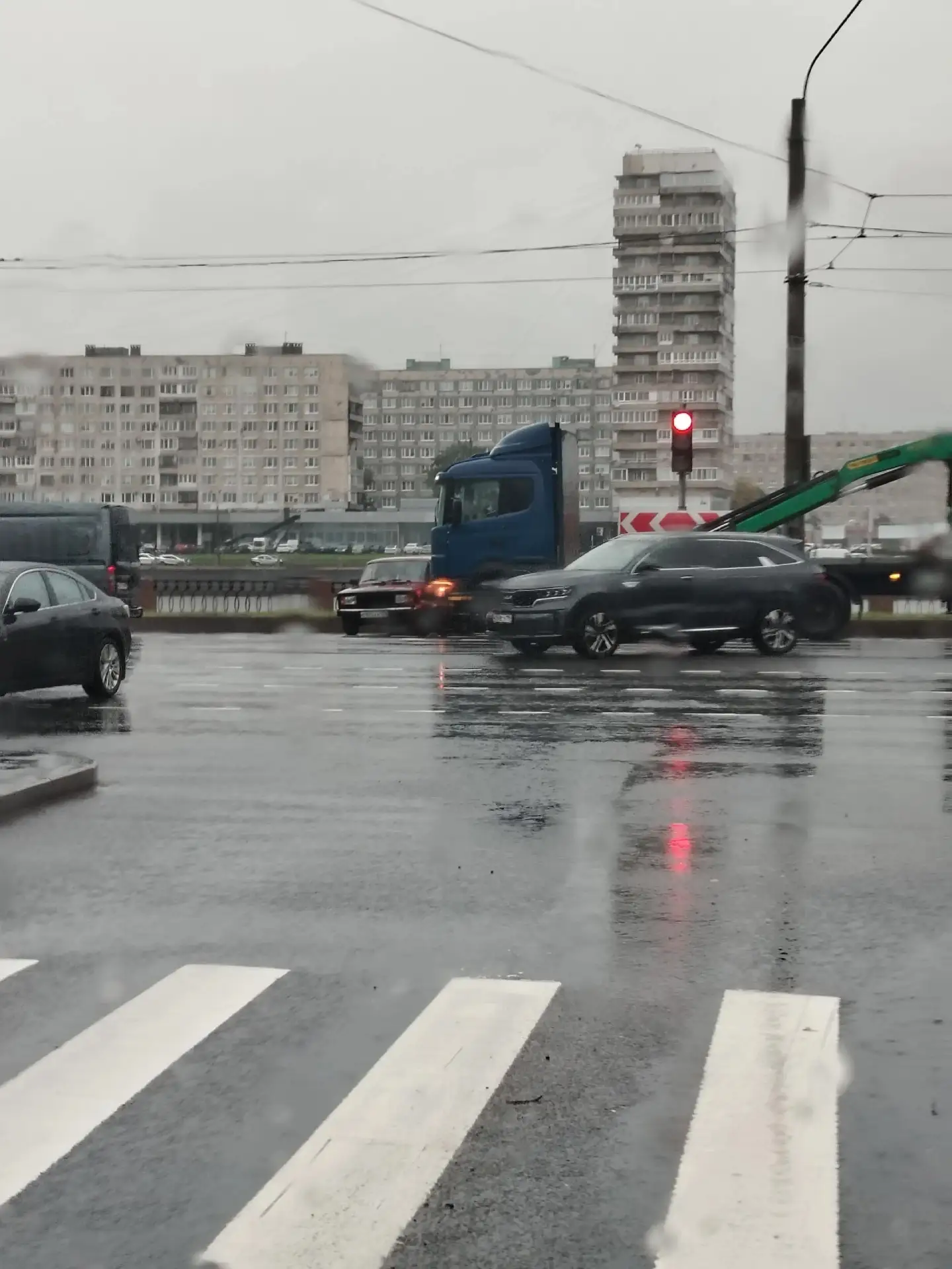 Жигуленок попал под фуру, при попытке заехать на Народную улицу, со стороны Октябрьской...
