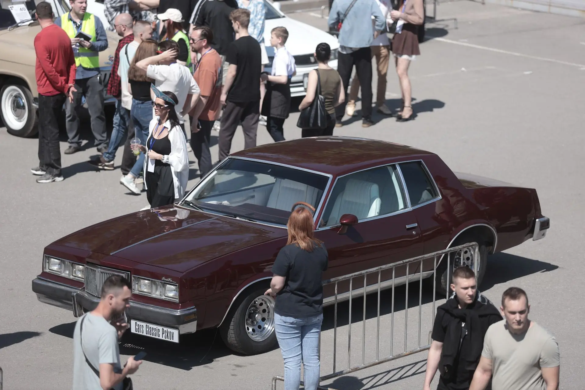 Ретроралли в Пскове собрало автомобили старше 30 лет, включая Pontiac, «Волгу» и Mercedes. Кроме рал