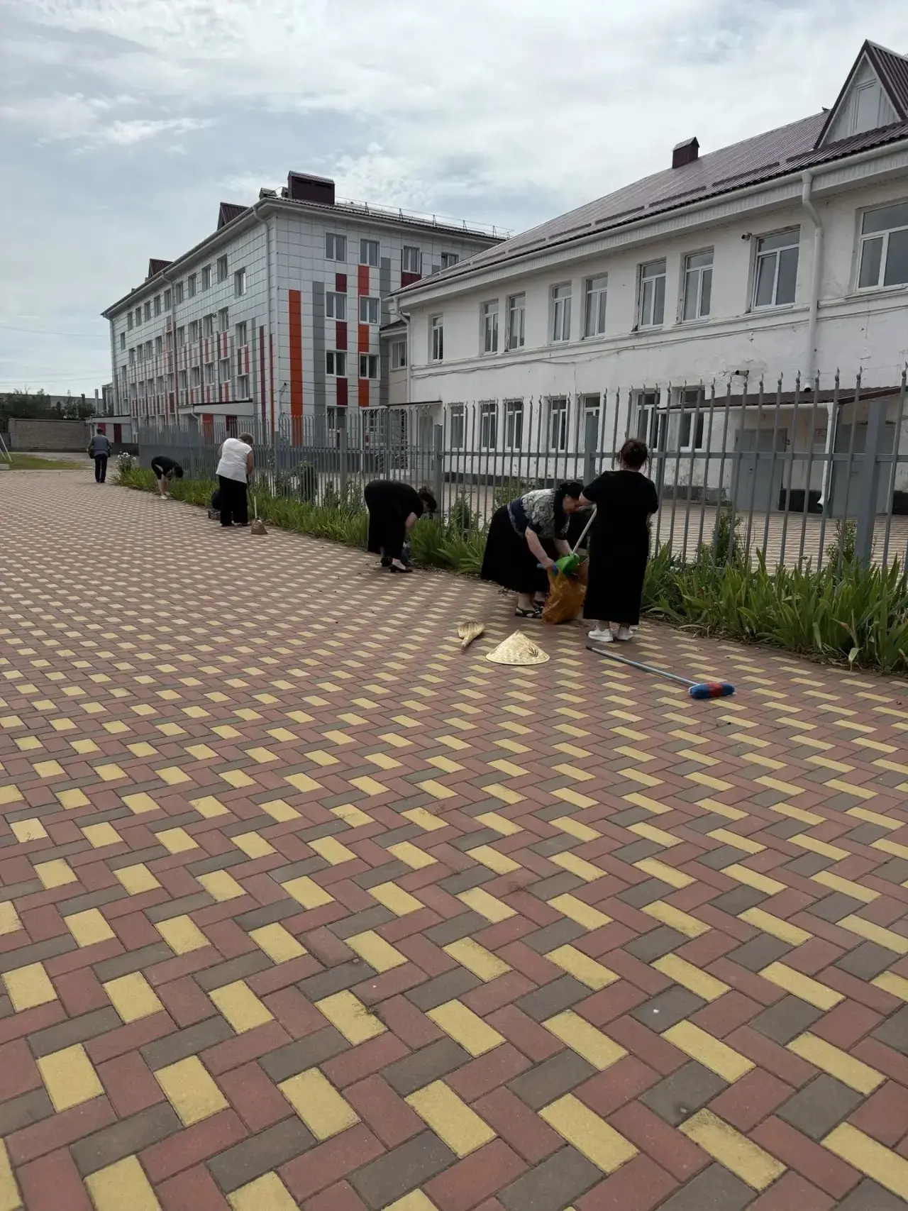 🎉 Сегодня прошёл субботник по уборке территории нашей школы!