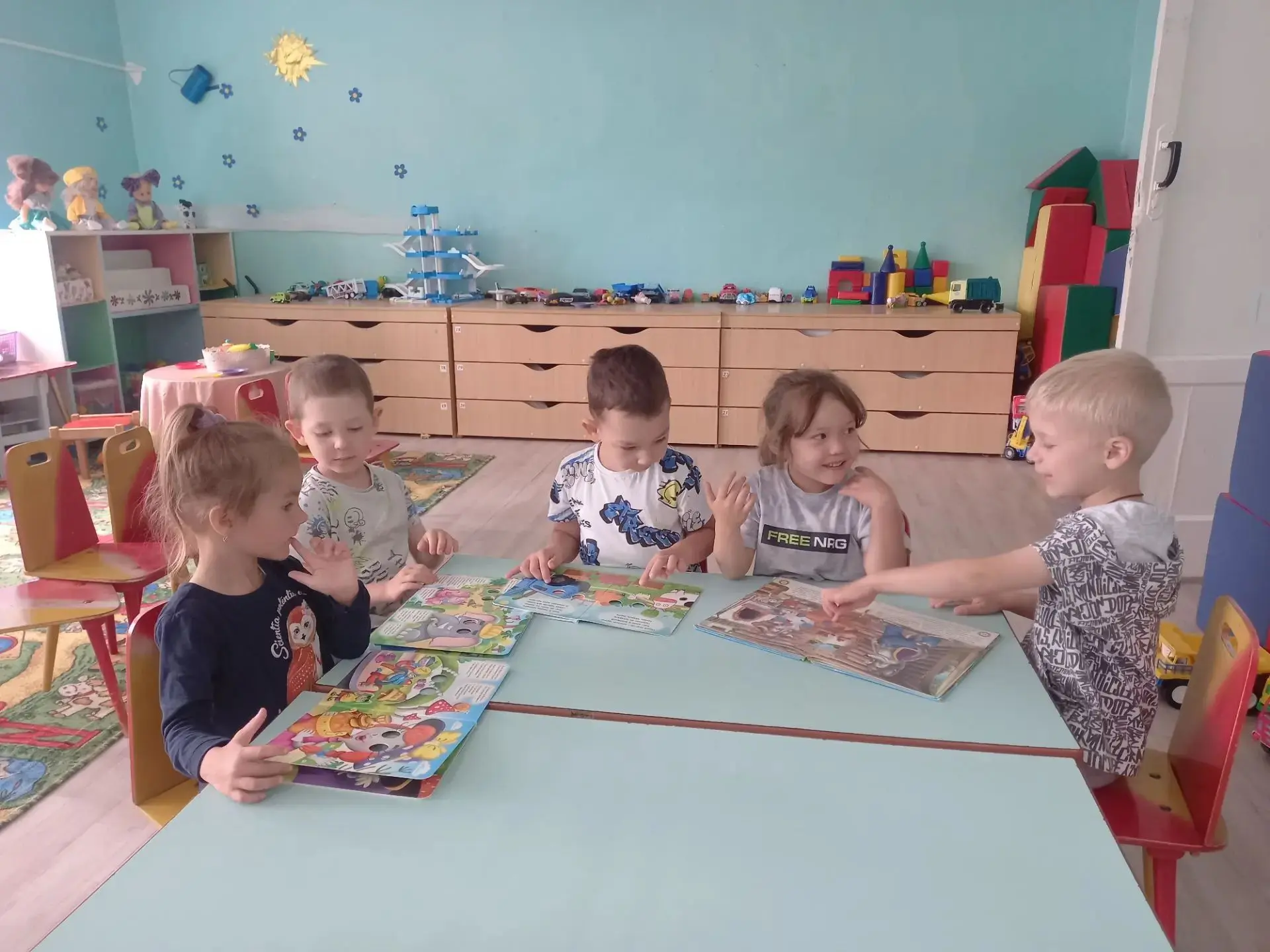 "Лето в книжках": вместе почитаем, вместе поиграем.