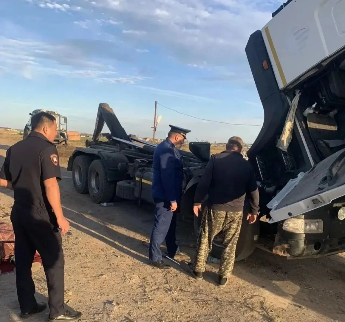 😱В Астраханской области водитель мусоровоза погиб под кабиной грузовика