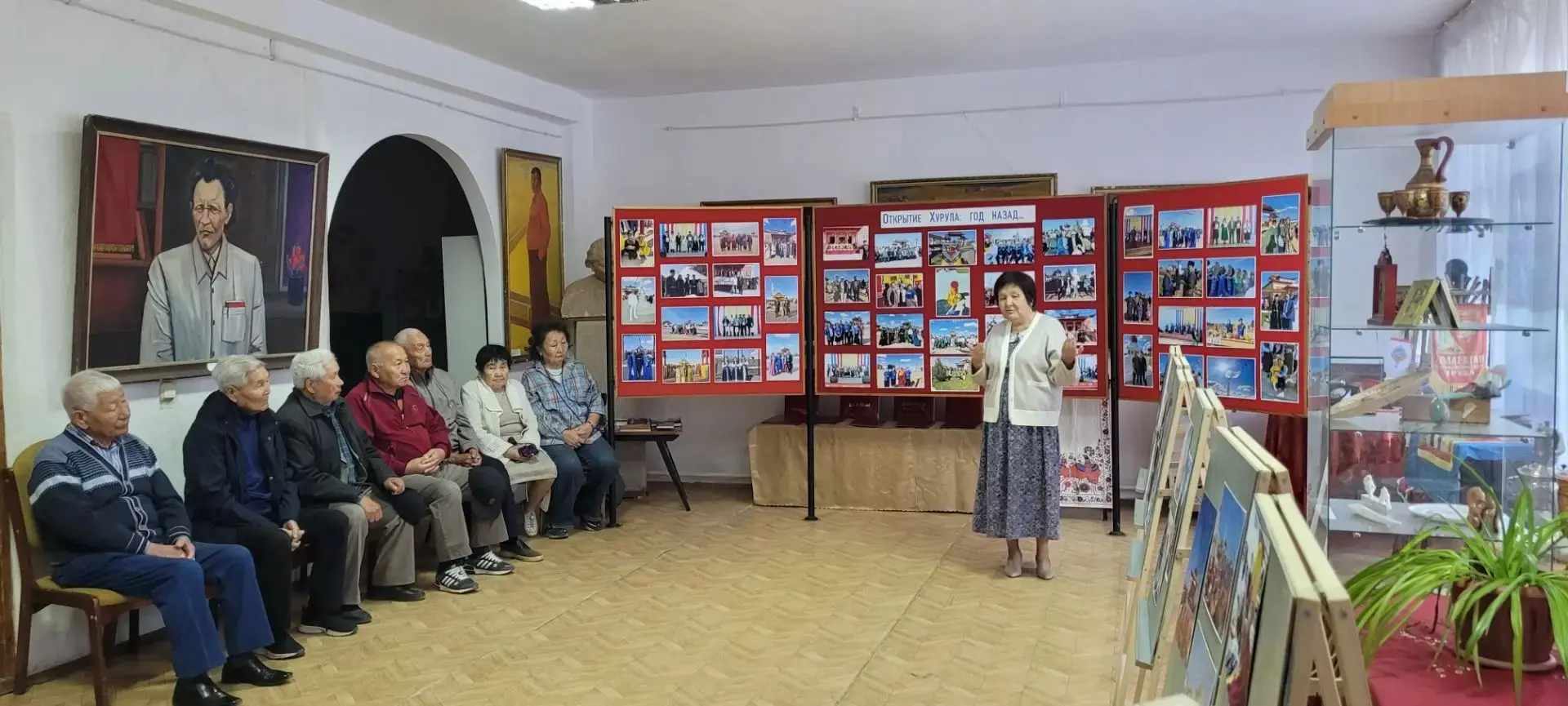 Сегодня фотовыставку "Открытие Хурула: год назад" посетили ветераны п. Кетченеры. Дирек...