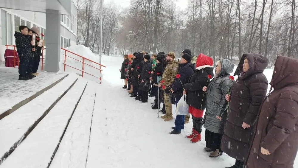 Тимуровцы нашей школы в рамках городской акции "День Героев Отчества" провели операцию "Снежный деса