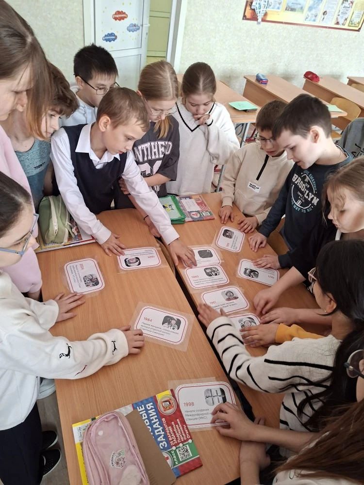В преддверии Дня космонавтики  с ребятами  4 «Д» класса  проведён  познавательный час "Путешествие в