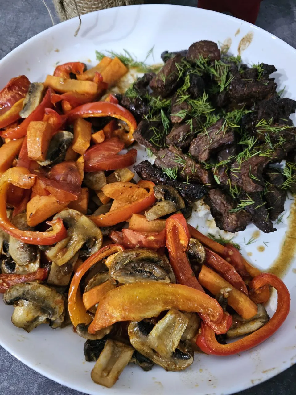 Безумно вкусная говядина с овощами в аэрогриле! Делюсь с вами рецептом 😍 

Ингредиенты: 
▫️ Говядин
