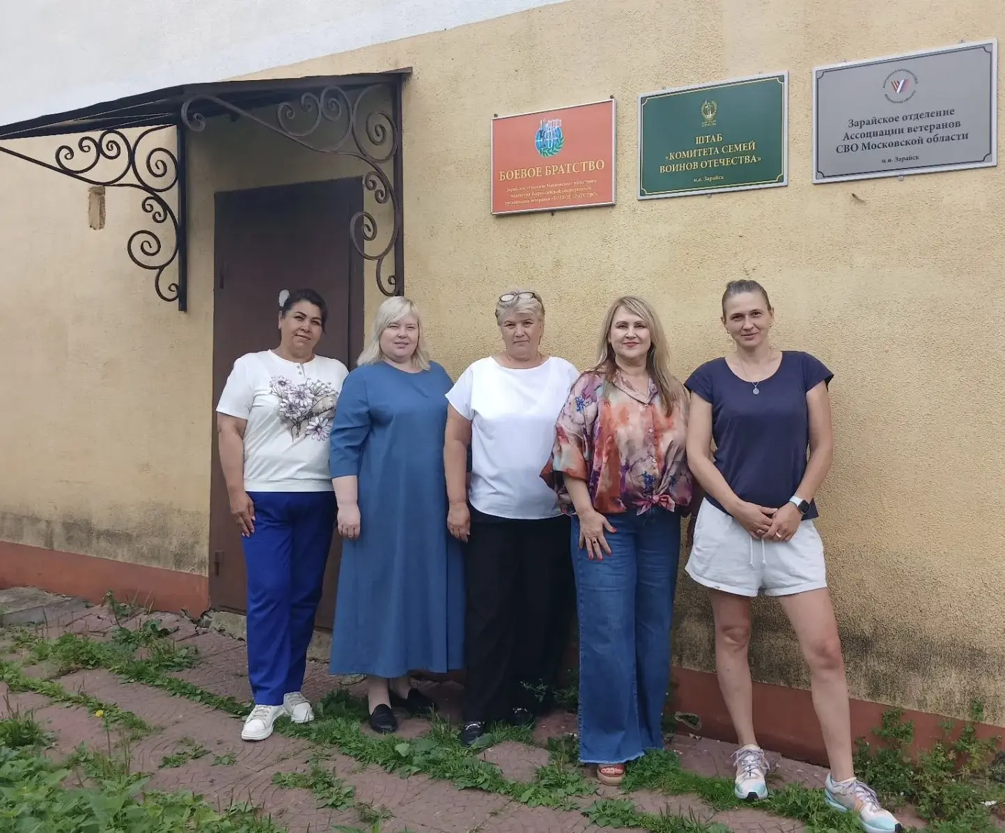 Сотрудники Детской школы искусств им. А.С. Голубкиной помогли разгрузить партию книг, собранных для 