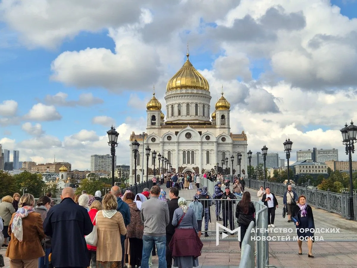 Верующие выстраиваются в огромную очередь в храм Христа Спасителя, чтобы поклониться мо...