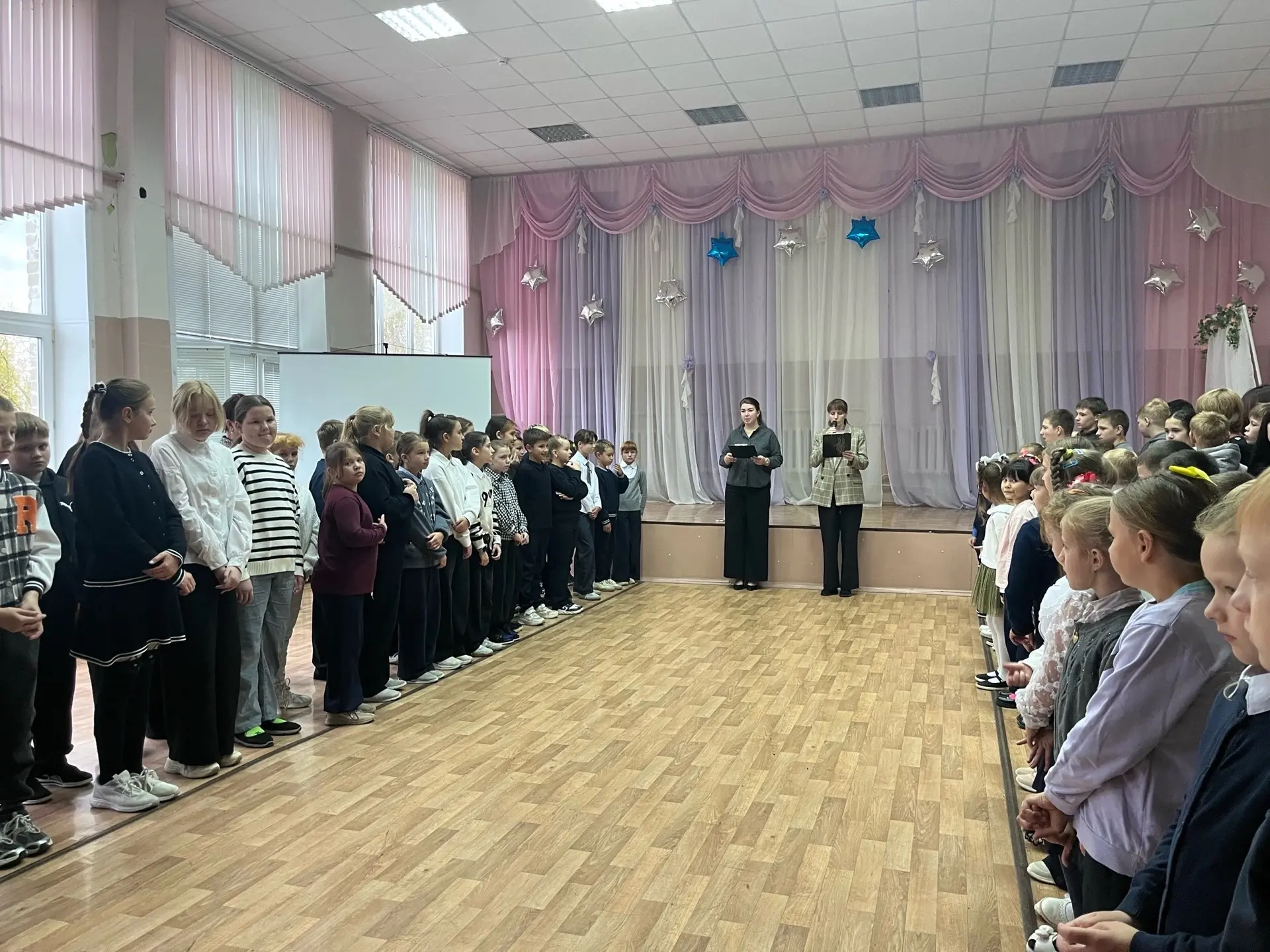 🇷🇺В понедельник в нашей школе прошла традиционная еженедельная линейка 🇷🇺