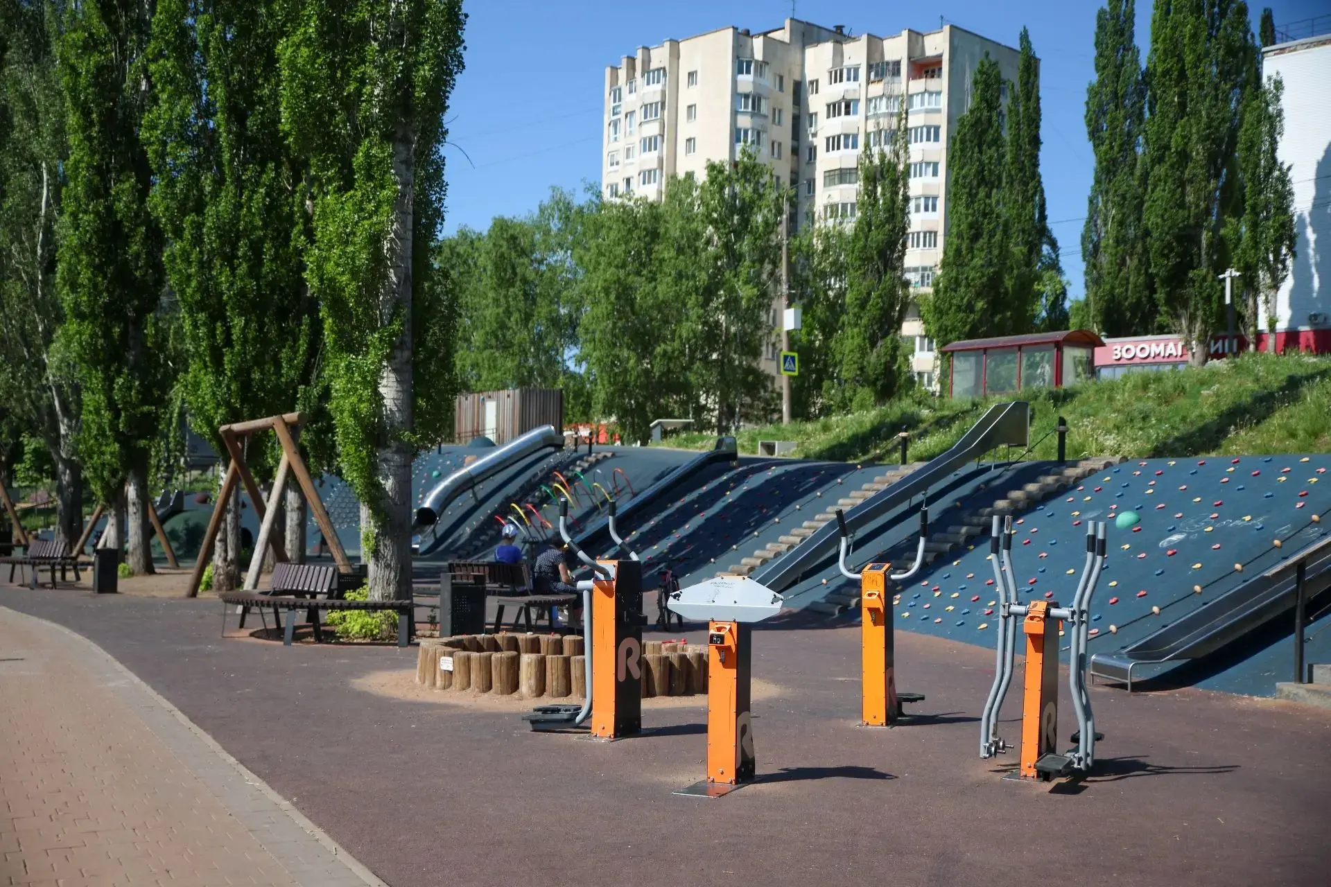 В центре внимания - общественные территории. Совсем недавно они благоустраивались, а уже сегодня ста