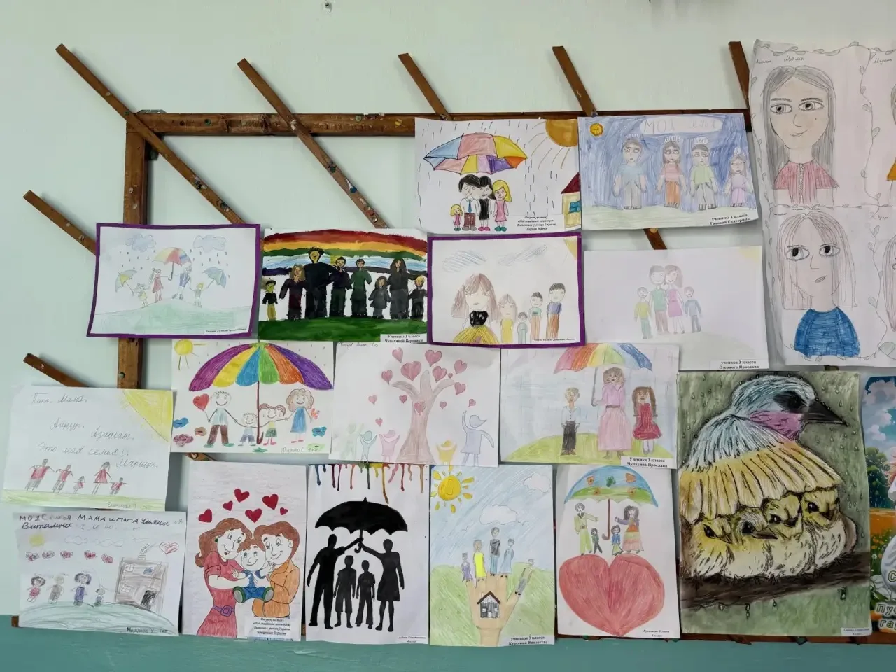 В нашей школе прошла выставка рисунков, посвящённая Международному дню семьи!