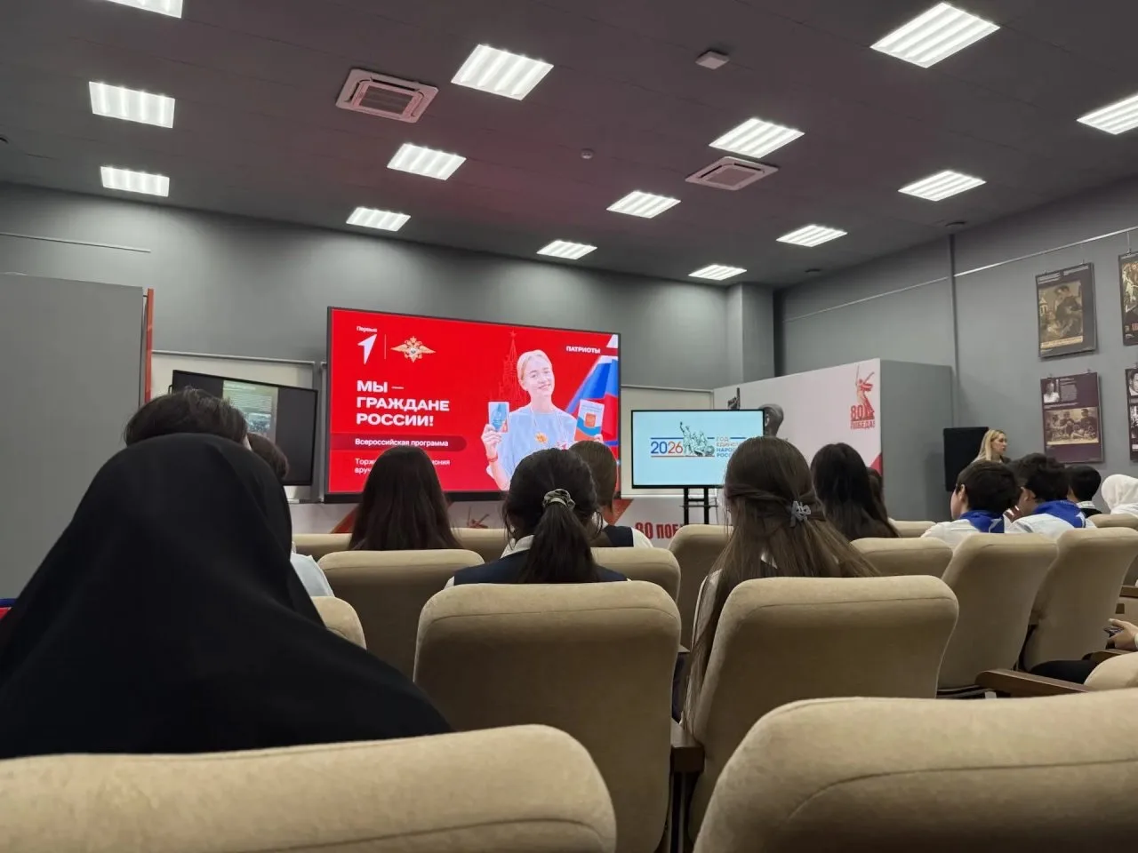 🇷🇺 Паспорт — это не просто книжка, а первый шаг в большую жизнь!  Сегодня в Музее боевой славы царил