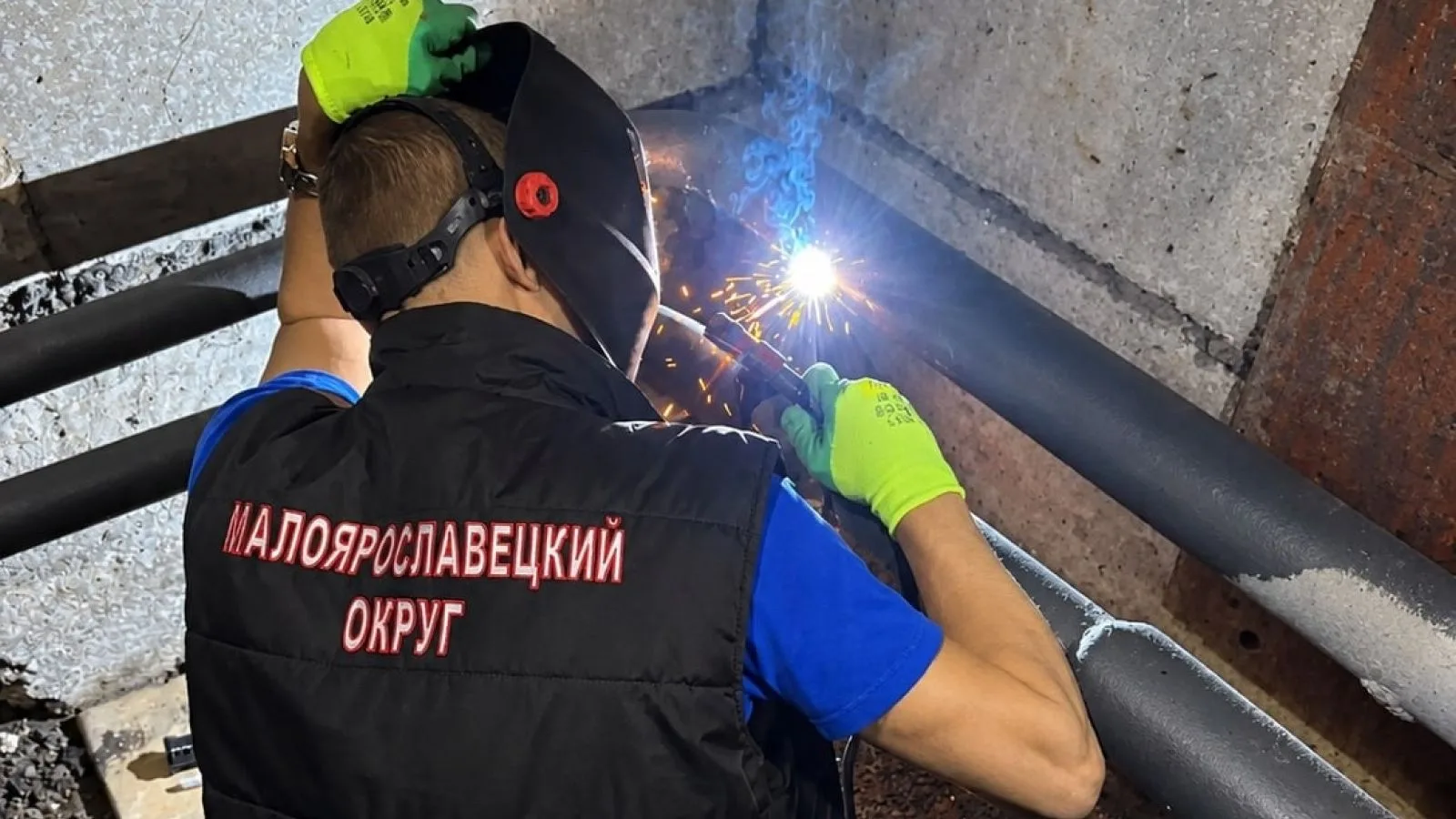 Бригады из Малоярославца помогают восстанавливать Первомайск