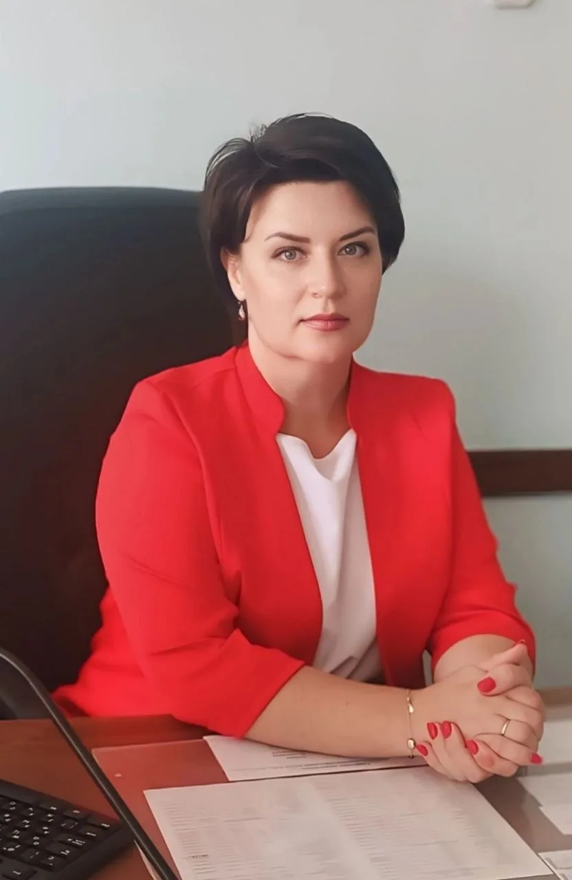 Елена Геннадьевна Домнина вступила в должность директора школы недавно, однако за проше...