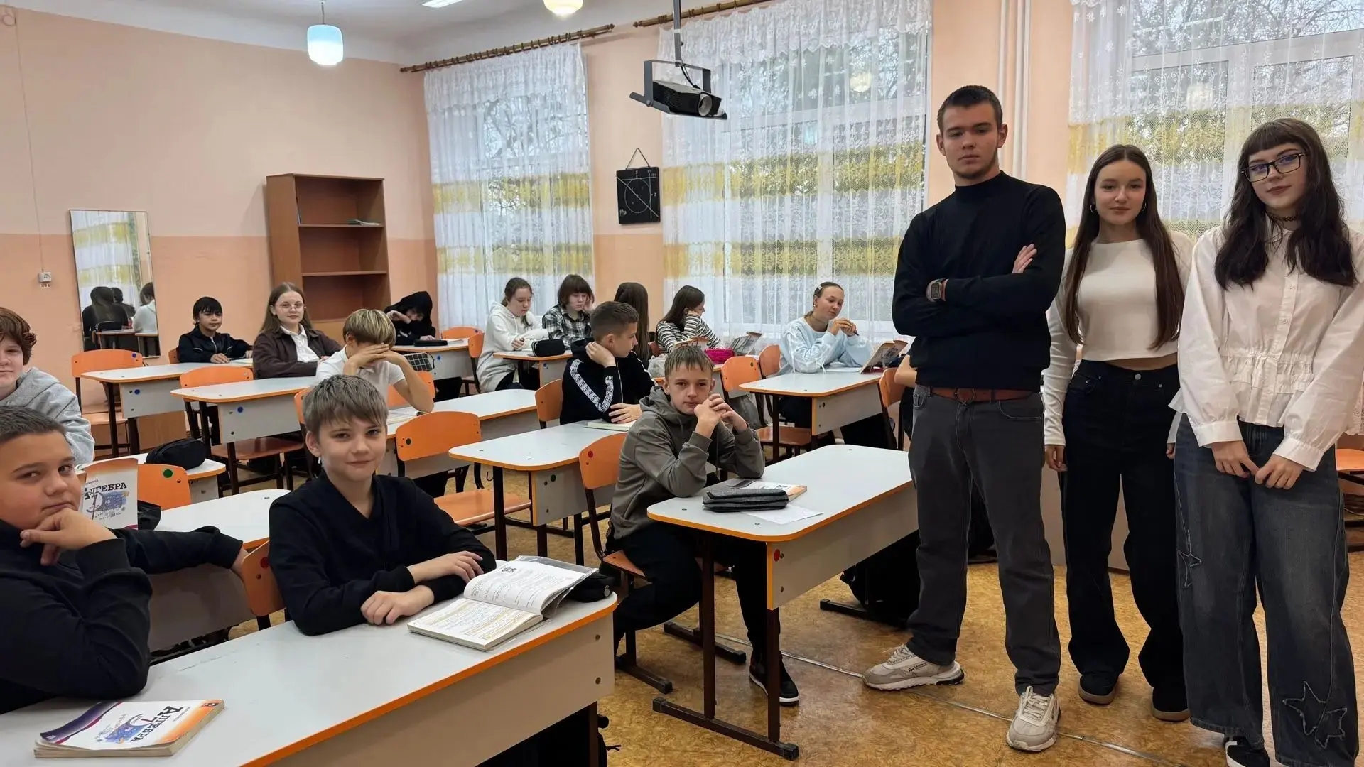 Сегодня в школах округа: песни, танцы, поздравления, квесты, квизы и день самоуправлени...