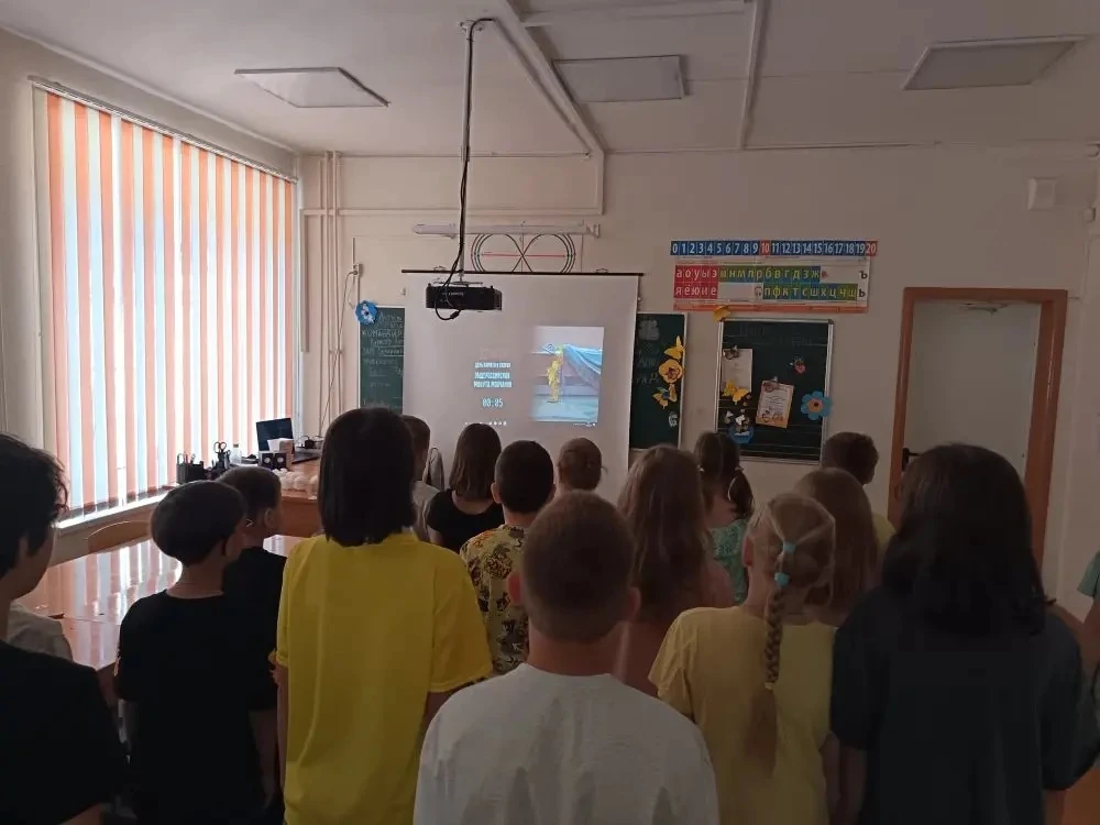 Маленькие сердца — большая память.
В преддверии 22 июня для детей нашего лагеря был проведен Урок му