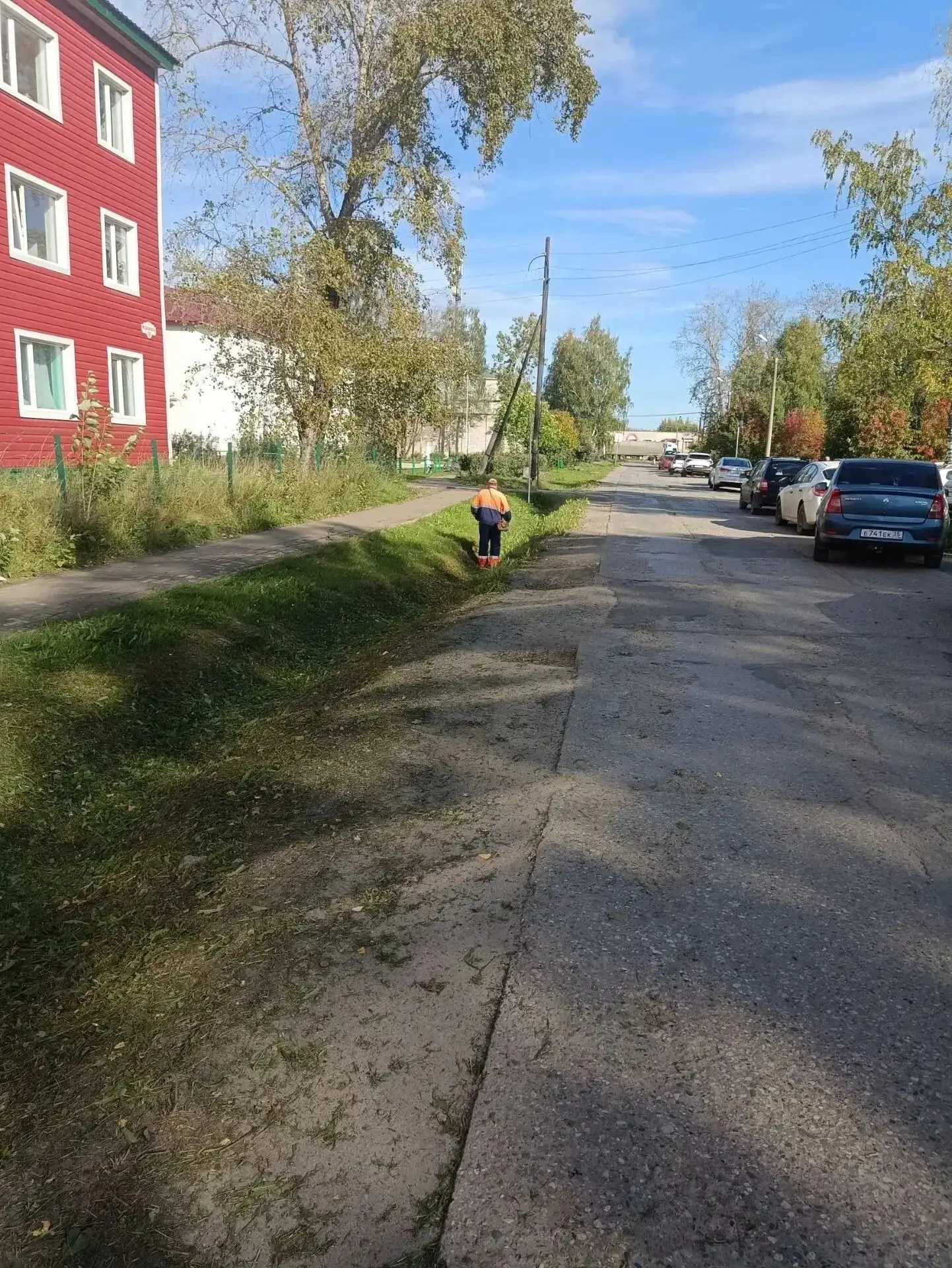 🧹 Специалисты Службы благоустройства продолжают плановый комплекс сезонных мероприятий...