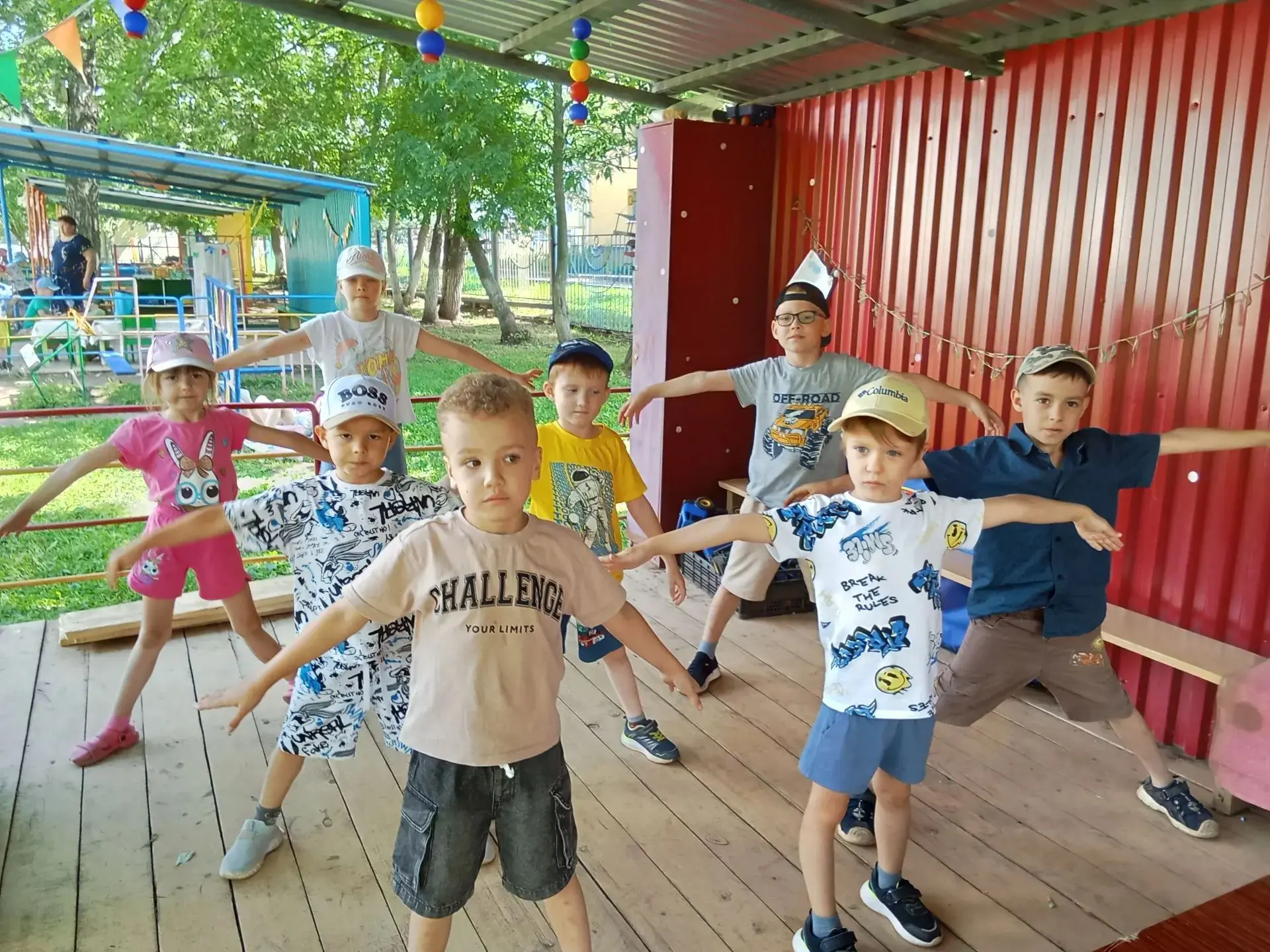 ☀☀☀
Утром солнышко встаёт,
На зарядку всех зовёт.
Мы потянемся скорей,
Встретим день среди друзей! �