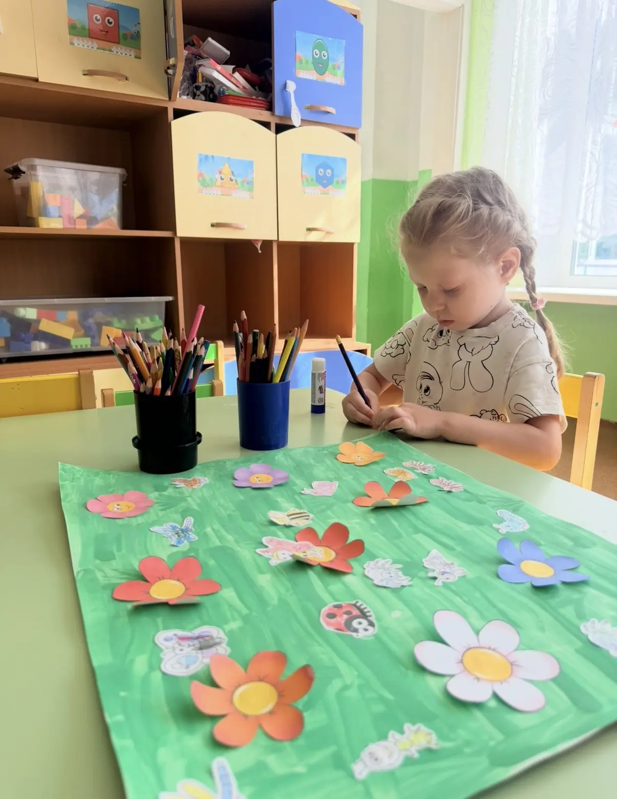 Наша маленькая арт-галерея: «Насекомые на цветочной полянке» 🌼🐝